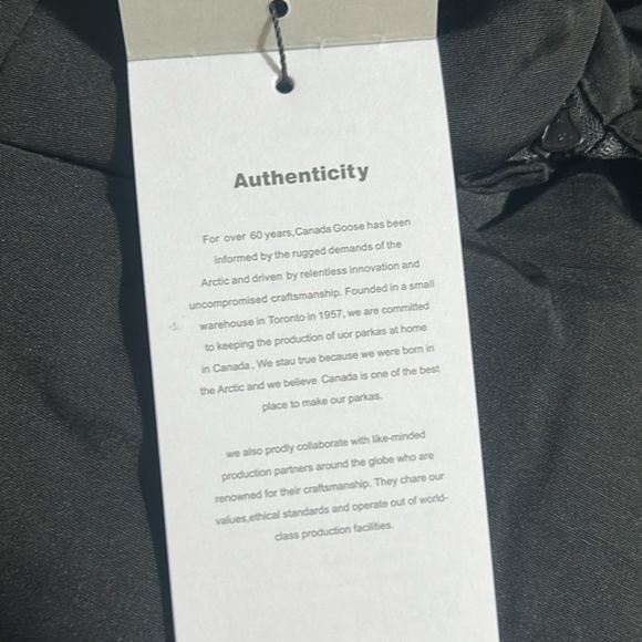 Canada goose jacket with real fur brand new sealed XL but fits like a large - Picture 2 of 10